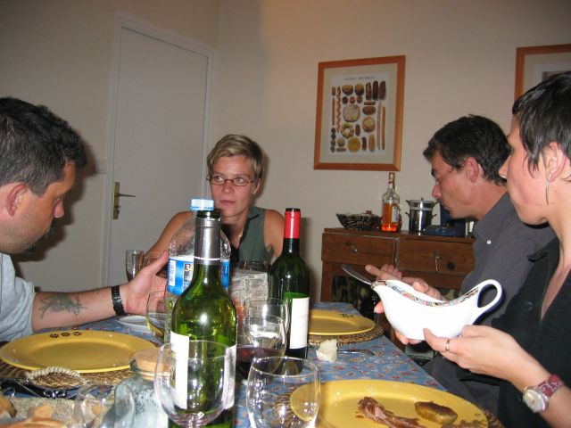 Cocotte coute attentivement ce que dit Gaston...