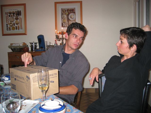 entre temps, Eric a russi  ngocier un carton de coupe  glaces...