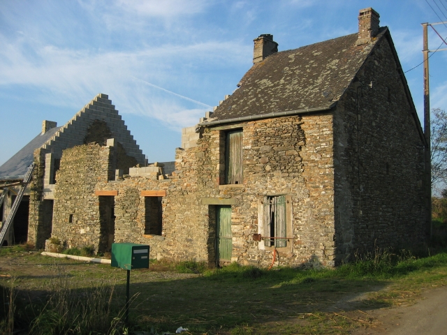 il y a des maisons en rnovation... bel endroit pour s'installer 
