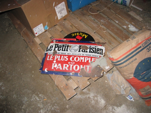 une vieille plaque un peu abme, dommage !