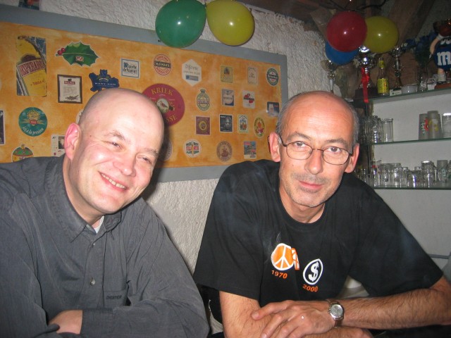 Christian et moi, on fait les barmans (accueillants)