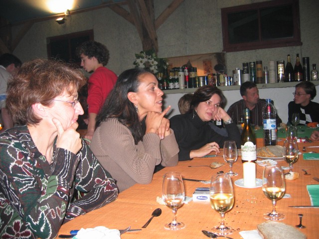 Nicole, la soeur de Martine, Valou et Vanesse ne peuvent en placer une...