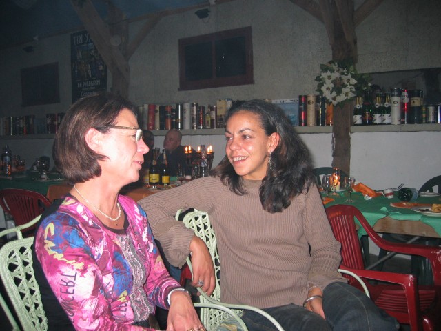 Martine et Valou en grande discussion