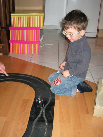 On fait un essai... Corentin observe attentivement 