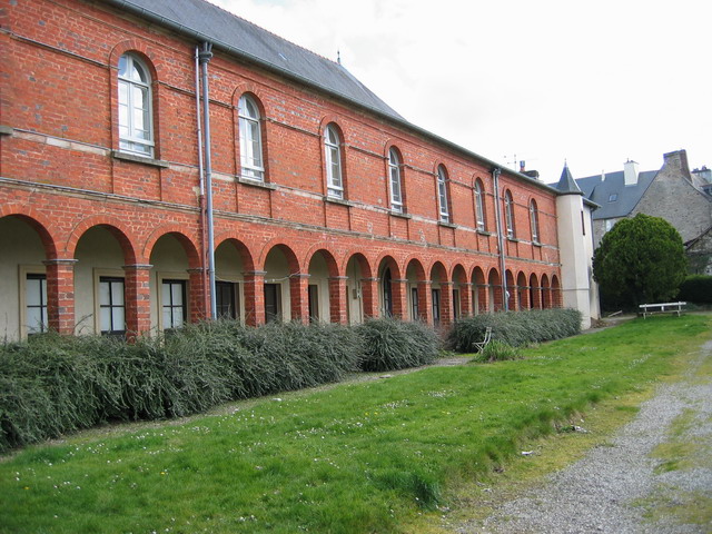 et adoss  la chapelle un batiment en brique,  quoi servait-il ? 