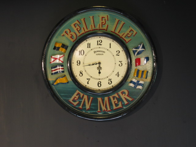 L'horloge, un peu floue (pas de flash)