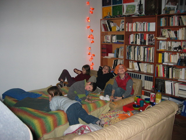 Dans l'autre pice, les enfants sont devant la tl