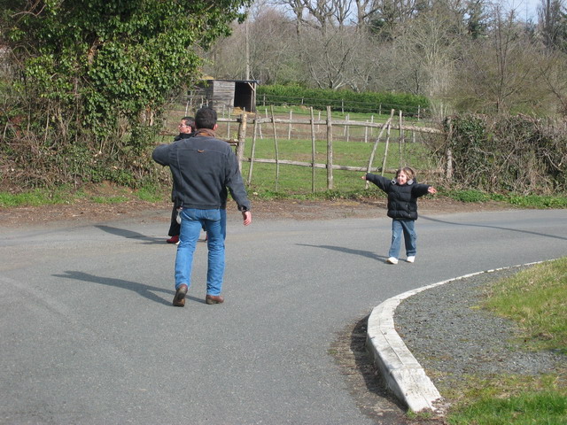 Lola en a marre de marcher je crois.. Papa est l !