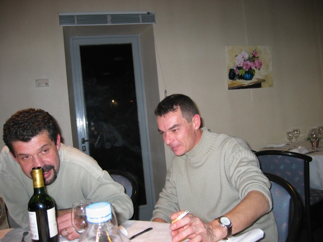 Gaston essaie de touche la bouteille de vin avec son nez