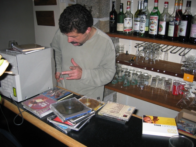 Eric s'est fait vir de la sono, Gaston a dj prpar BREL, c'est bien parti !