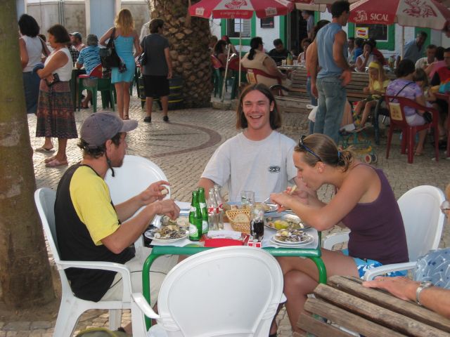 Retour sur la place du village, o l'on retrouve le reste du groupe. C'est l'heure des coquillages !