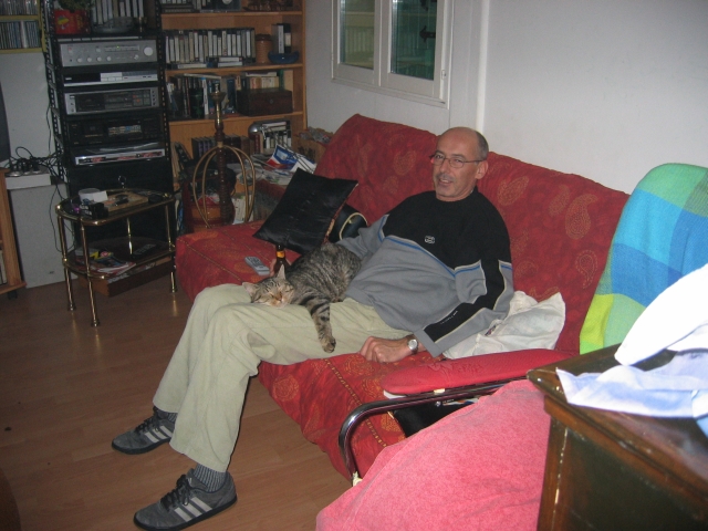 repos sur le canap, le chat en profite !