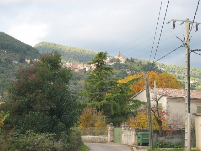 le village de Sollis-Ville, perch sur sa colline