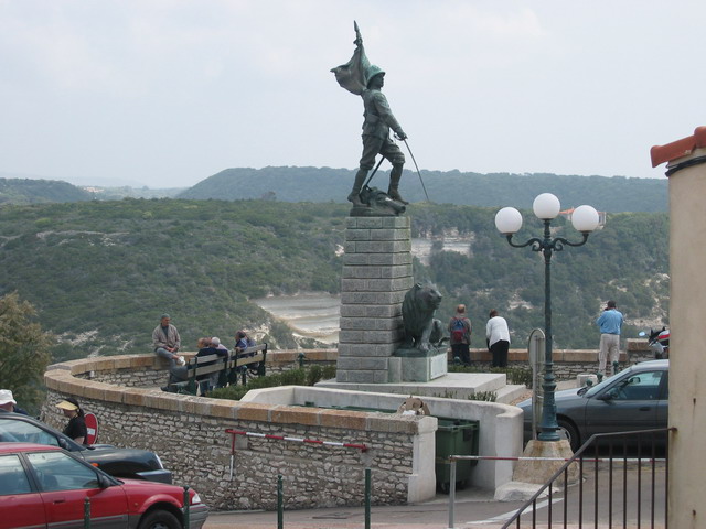 on discute sous le monument aux morts