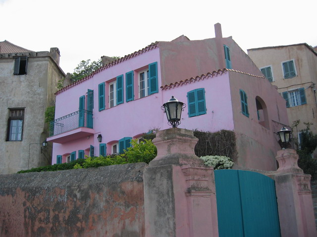 une maison frachement repeinte