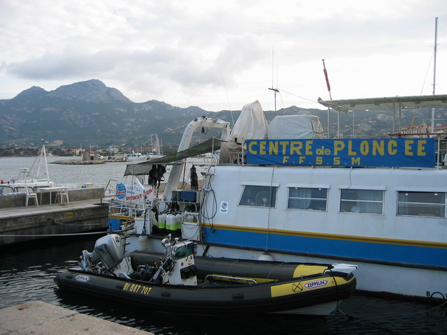 sur le port, le centre de plonge