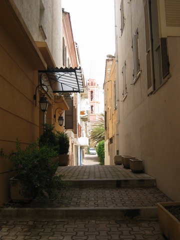 une ruelle.. au fond l'glise, mais surexpose !