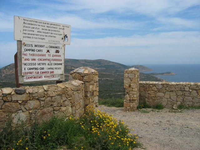 Parti de Calvi en vtt, je m'engage sur la pointe de la Revellata (lisez bien l'inscription)