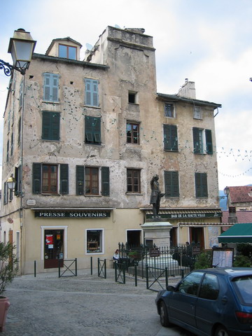 jolie ville, mais les faades auraient besoin d'un lifting