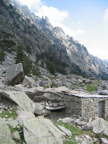 la montagne est l, tout prs