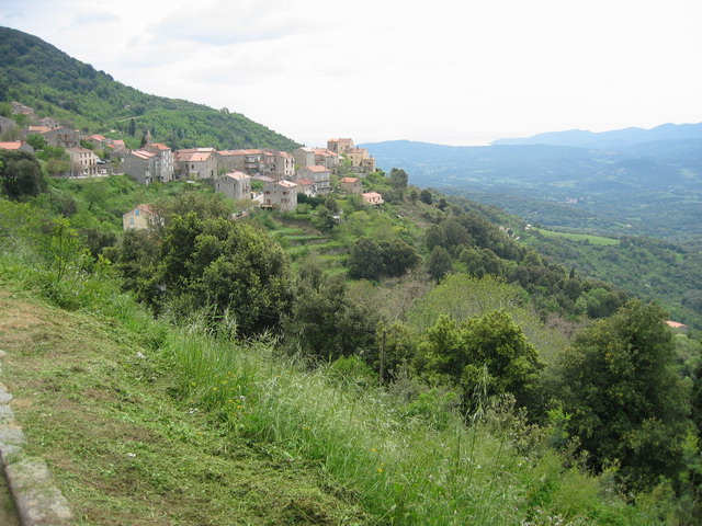 toujours ces magnifiques villages haut perchs