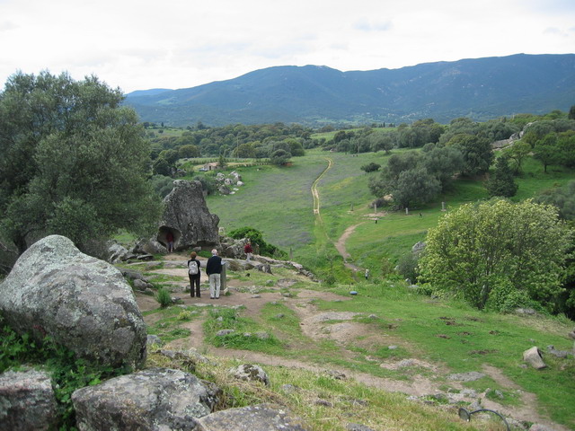 plus loin, on voit d'autres menhirs