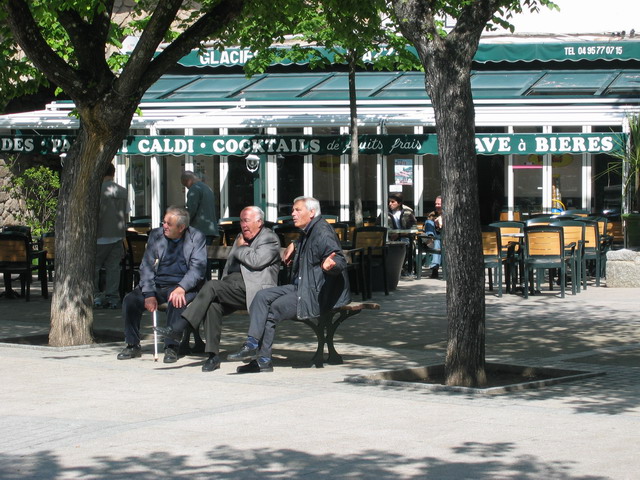 sur la place du village, on prend le soleil