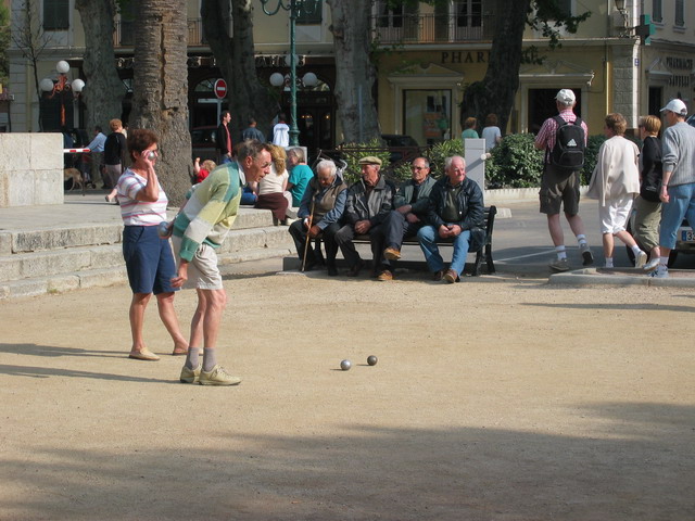 et on revient sur la place... c'est petit, l'le Rousse