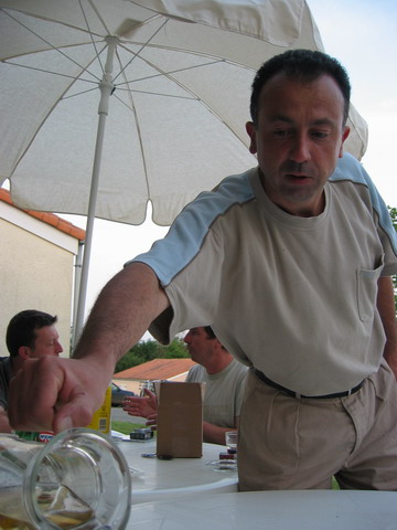 Patrice offre une tourne de vin blanc... sympa !