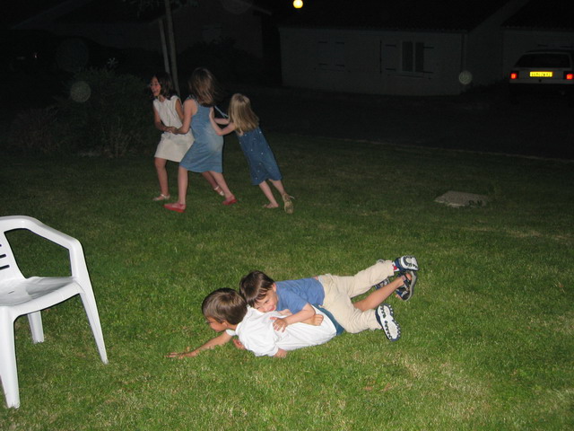 Les enfants s'clatent sur la pelouse