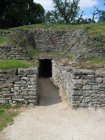 L'entre du Tumulus:  l'intrieur une pice sombre et froide...