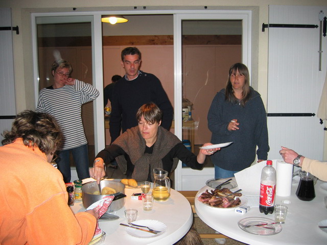 Il y en 3 qui hsitent: on mange, ou on prend un dernier coup de vin blanc ?